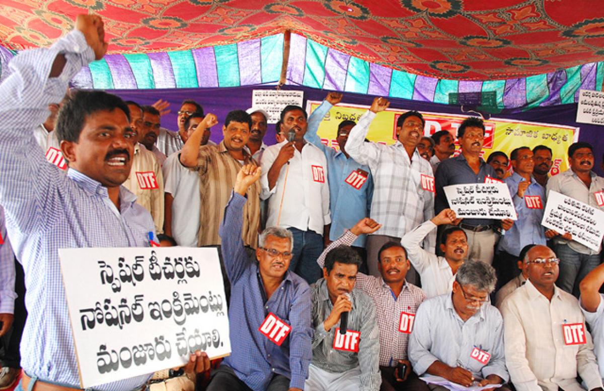 Members of the Democratic Teachers Federation (DTF) staging a dharna in Vijayawada on Friday demanding formulation of unified service rules for teachers of AP (Hans Photo N Kishore)